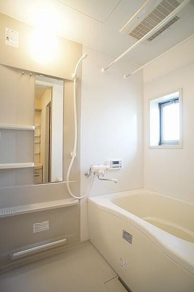 画像13:【浴室】24時間換気システム、追焚給湯機能付です。アクセントパネルがとてもお洒落ですよ。なんと浴室暖房乾燥機もついてます。