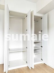 ポール＆棚付きで便利な収納です☆