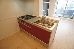 ソフトクローズ・ケコミ収納・静穏シンクを備えたスタイリッシュなシステムキッチン。収納力を維持しながらも解放感を演出する2キャビネットタイプ、理想の生活をかなえるシャーメゾンこだわりのキッチンです。