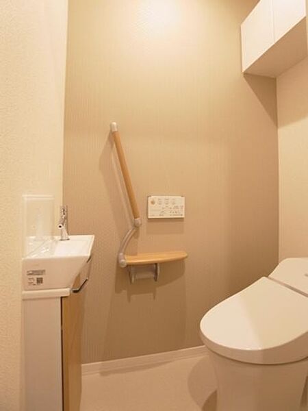 画像15:便利な壁付けリモコンタイプのトイレ♪手すりの角度は掴み易さを追究した型であり、積水ハウスの特許技術です♪