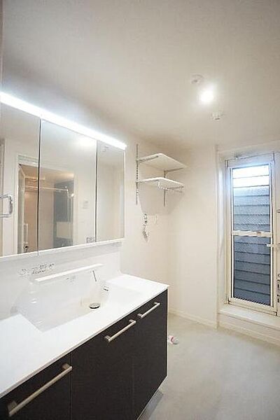画像10:【洗面室】3面鏡タイプのシャンプードレッサ−　収納棚やラックが付いているため、洗面室・浴室周りの備品収納に便利