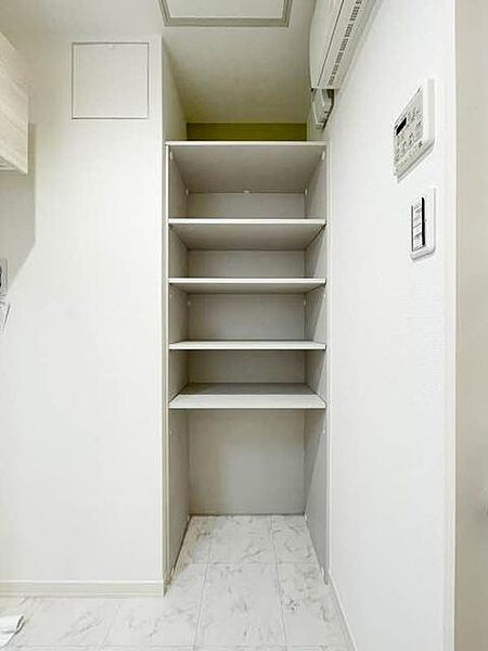 画像10:【洗面所】洗面所のニッチスペースに棚を配置しました。奥行があるのでたっぷり収納できます。