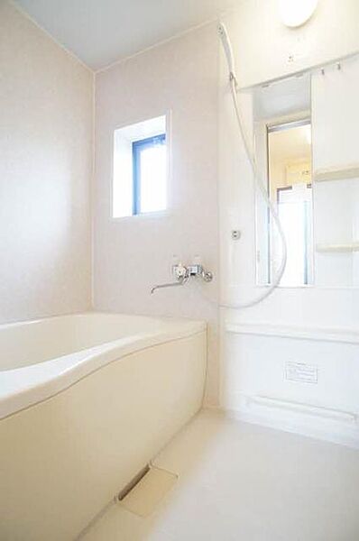 画像13:換気と採光を考慮した小窓があって明るく清潔感あるバスルームは、沸かし直しができる追焚給湯機能付き♪