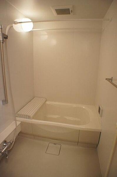 画像15:追い焚き機能付きの浴室です！！温度調節可能なサーモスタット水栓付！！上下に移動が可能なスライドバー付です！！