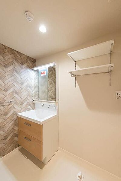 画像7:【洗面室】3面鏡タイプのシャンプードレッサ−　収納棚やラックが付いているため、洗面室・浴室周りの備品収納に便利