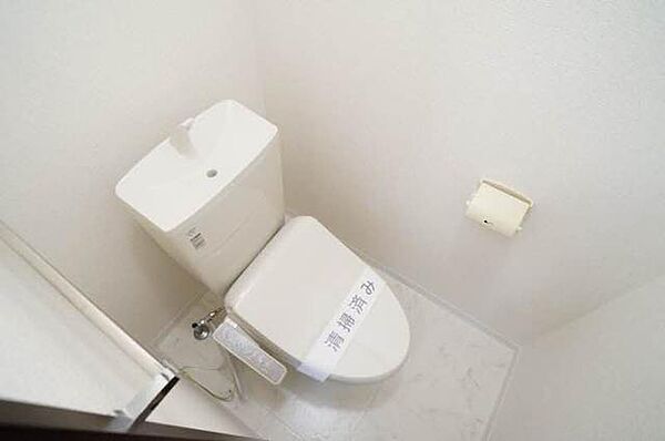 画像11:トイレも新しい節水タイプの便器に交換。もちろん温水洗浄便座もついております。