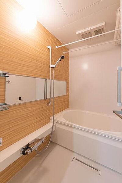 画像6:【浴室】アクセントパネルがオシャレな浴室　浴室換気乾燥暖房機設置、追い焚き機能、シャワースライド仕様、サーモスタット水栓