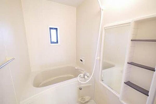 画像7:浴室は小窓があり明るい印象です。うれしい追い焚き機能付です。