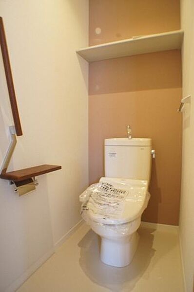 画像15:積水ハウスオリジナルの安全手摺のあるトイレはシャワー機能のある暖房便座です◎大人から子供までご入居者様に優しい設備です♪