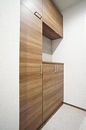 【シューズボックス】ご家族の方でも安心の大容量タイプ☆中の棚は可動式となっており、お持ちの靴のサイズに合わせて高さを変えることができます♪【全身ミラー】お出かけ前の身だしなみチェックにご活用ください♪