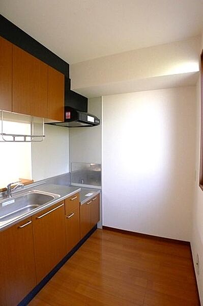 画像5:【キッチン】対面キッチンです☆上下に収納スペースを確保。水切り棚には調理器具を置いたりすればワークトップの省スペース化もできます☆