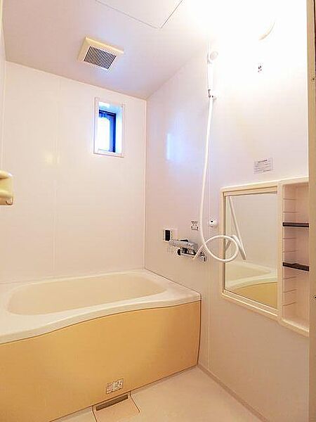 画像14:【浴室】浴室にはミラーキャビネットが付いています☆　キャビネットには小物を置ける棚も設置されています♪　小窓付きで採光の他換気も可能です☆お風呂は追い焚き給湯付きです☆