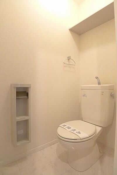 画像14:【トイレ】上部には棚板があり、収納に便利です♪