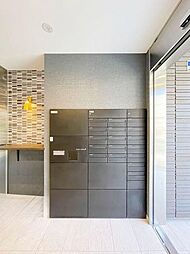 宅配ボックスもございます。不在時もお荷物をお受け取りいただけます。