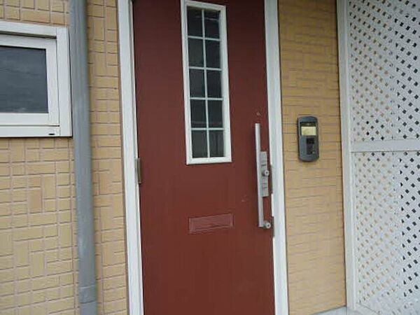 画像22:玄関扉は重厚感があり建物の品質の良さを感じさせてくれます。