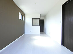 Eminence Court 1階1LDKのリビング/ダイニング