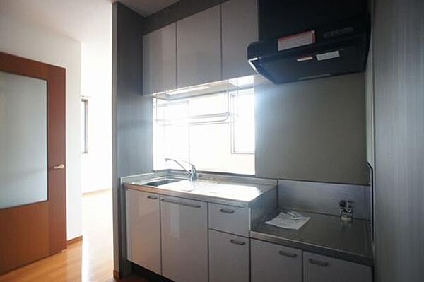 画像5:■キッチン■　白を基調とした建具で清潔感溢れ、明るい雰囲気のカウンターキッチンは会話も楽しむことができます。