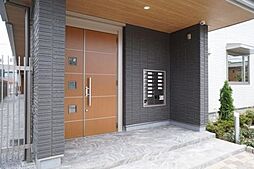 共用玄関はセキュリティを考慮したオートロック採用です。