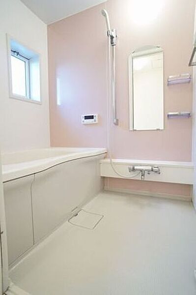 画像11:沸し直しができて経済的な追焚機能が付いた、淡いピンクのアクセント壁が爽やかな印象の浴室は、あなたを癒すリラックス空間♪