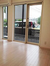 チャーリーズハウス港南中央 1階ワンルームのリビング/ダイニング