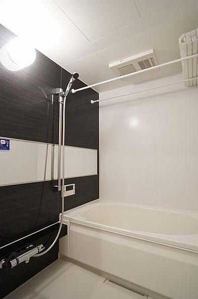 画像9:サーモスタッド水栓やロングミラーがこだわりの浴室です。