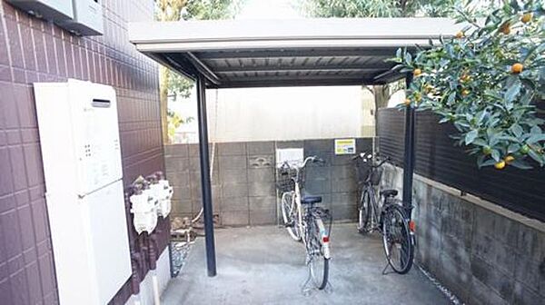 画像16:居住者専用の自転車置場は屋根付きで安心です。雨が降っても大切な自転車の雨避けになります☆