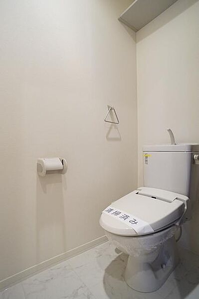 画像16:【トイレ】温水暖房洗浄便座♪トイレ上部には収納棚を設置。