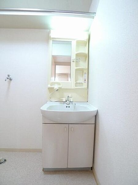 画像8:シャワーホース付の洗面台♪横に洗濯機置き場があります。