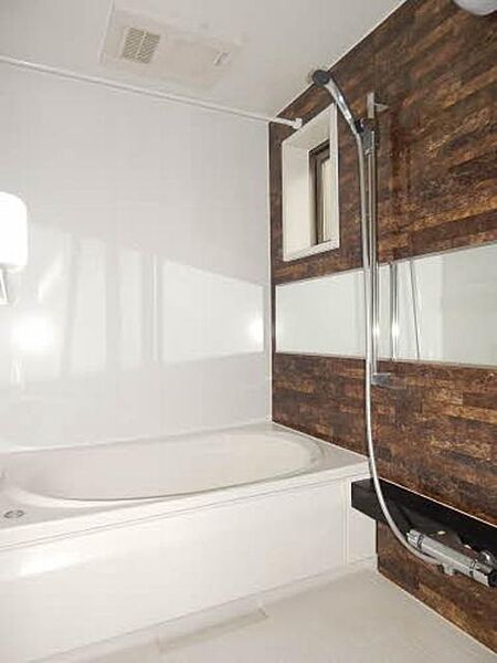 画像6:浴室はアクセントパネルが一面にあるおしゃれな雰囲気♪