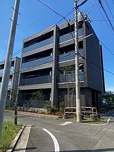 外観：ブラウンとベージュを基調としたシックな佇まいの4階建てマンションです♪