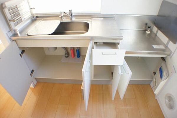 画像9:白い建具が清潔感溢れる対面キッチン♪水きり台や作業台、布巾掛けとして活用できる食洗器台を備えて機能的♪