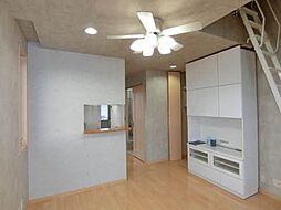 オーチャードリゾート 201 1階ワンルームのリビング/ダイニング