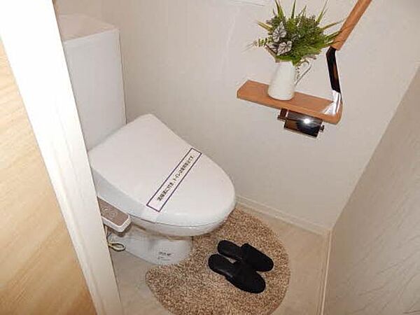 画像13:温水洗浄便座付きのトイレや立ち上がる際につかみやすい角度を付けた手すりもあり、快適な空間になっています☆