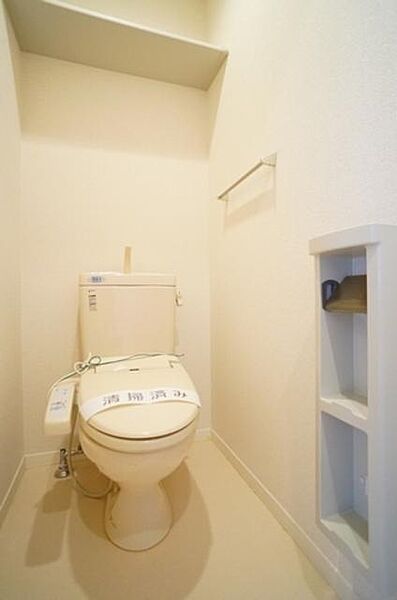 画像9:【トイレ】幅広い年齢層から支持されている温水洗浄暖房便座♪　上部には棚があるので、トイレットペーパーのストックや掃除用品の収納もできます♪