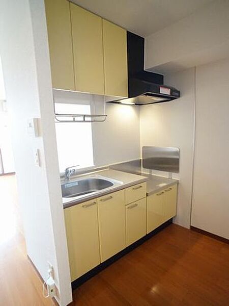 画像8:「キッチン」上下に収納スペースがあります！！吊戸には水切り棚も設置しており洗った食器はこちらに置いておけます☆