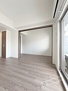 内装は落ち着いています。おおきな窓で明るさを演出。
