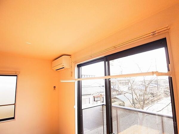 画像10:【洋室】窓枠には室内物干を設置しております♪使う時は写真のように手前に出して、使わない時は窓枠に収める事ができます♪もちろんエアコン1台付きですので、エアコンを付けて部屋干しも可能です♪