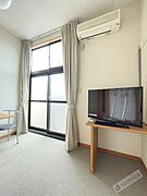 内装は落ち着いています。おおきな窓で明るさを演出。