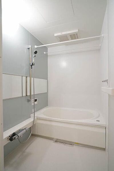 画像14:浴室乾燥・追焚機能付きの浴室☆横長の鏡がオシャレな印象☆