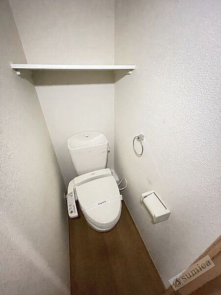 画像20:人気アイテムの温水洗浄便座。清潔感のあるトイレです。