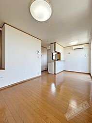 メゾンカルムI 2階1LDKのリビング/ダイニング