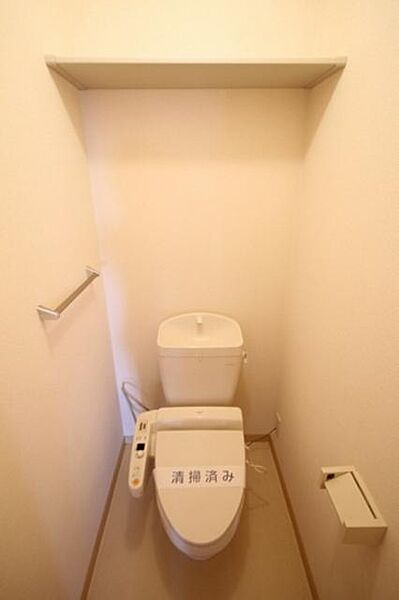 画像12:【トイレ】暖房機能付きシャワートイレは標準装備です。予めご用頂く必要ございません♪上部には棚がございますので、トイレ用具をスッキリまとめることが出来ます。