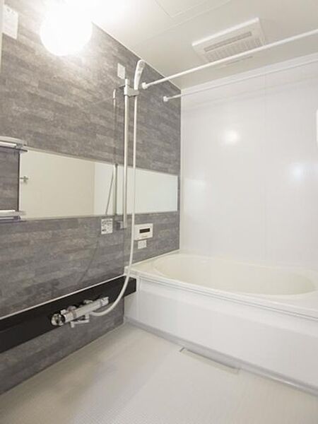 画像8:オシャレな設計のお風呂で、毎日の疲れを癒します♪また、便利なスライドバー付のシャワー♪