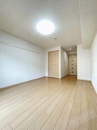 サル ドゥ セジュール 1階ワンルームのリビング/ダイニング