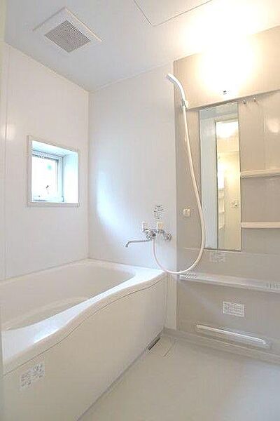 画像13:【浴室】小窓がついているので換気に便利です◎追焚機能つきですので、快適なバスタイムをお過ごしください☆