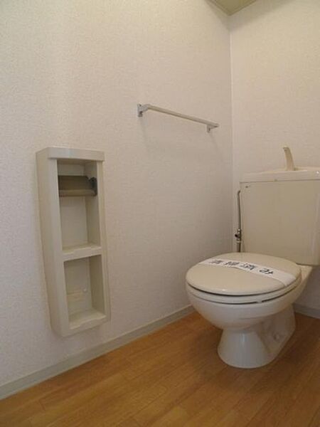 画像16:【トイレ】ツールボックスやタオルハンガー、上部棚など・・・細かいですがうれしい設備が整っています☆