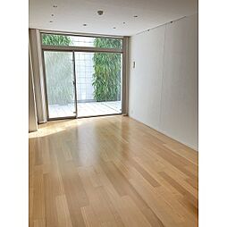 東京メトロ千代田線 赤坂駅 徒歩6分の賃貸マンション 1階2LDKのリビング/ダイニング