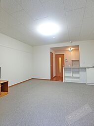 レオパレスＮＩＳＨＩＮＯＯＫＡ 1階ワンルームのリビング/ダイニング