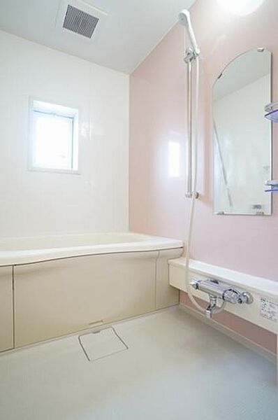 画像10:換気と採光を考慮した小窓があって明るく清潔感あるバスルームは、沸かし直しができる追焚給湯機能付き♪淡いピンクのアクセント壁が爽やかな印象の浴室は、あなたを癒すリラックス空間♪
