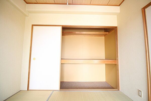 画像12:和室内収納はこれだけの広さありますよ！